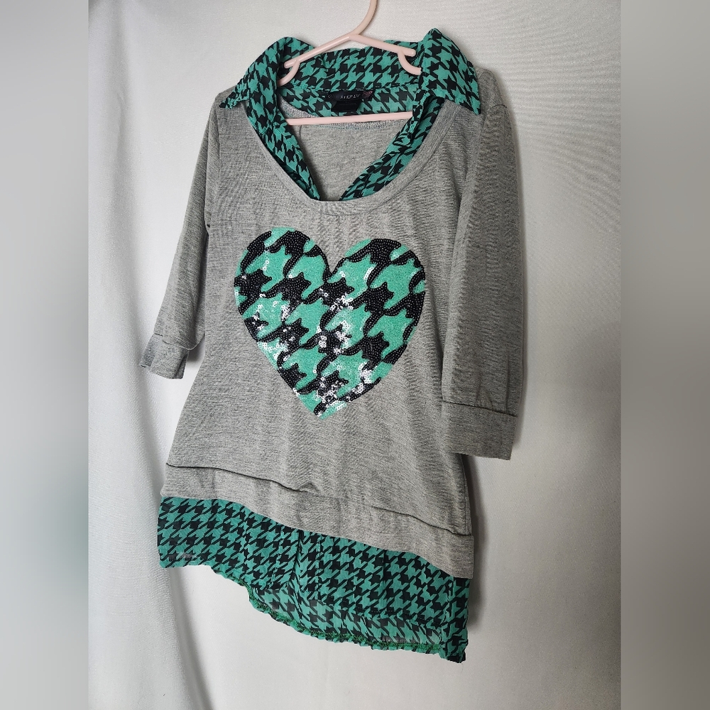 On Running Kids Shirt with Gray and Green Heart Design